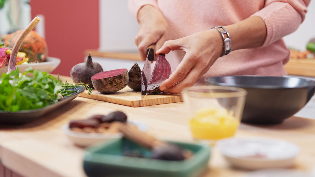 Stephanie leßmanns hände die rote bete für das ayurvedische kochen schneiden im ayurveda kochstudio weimar und region erfurt und jena